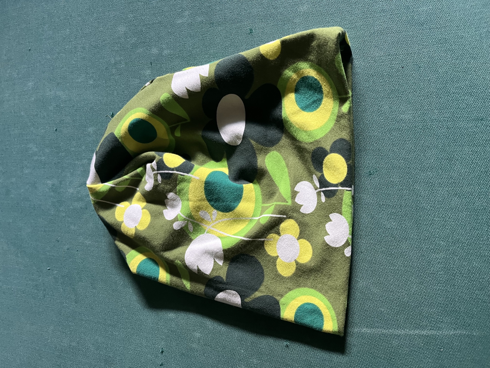 Beanie - Blommigt tyg